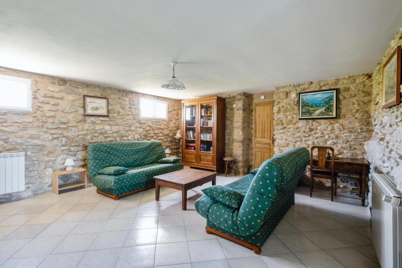 Villa de 3 chambres avec piscine privee jardin amenage et wifi a La Tour d'Aigues Extérieur photo