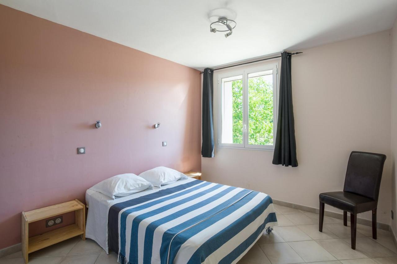 Villa de 3 chambres avec piscine privee jardin amenage et wifi a La Tour d'Aigues Extérieur photo