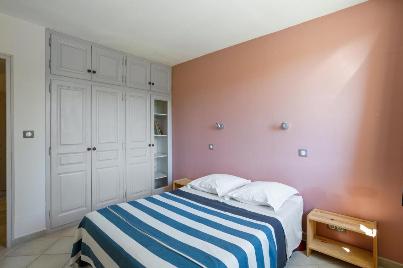 Villa de 3 chambres avec piscine privee jardin amenage et wifi a La Tour d'Aigues Extérieur photo